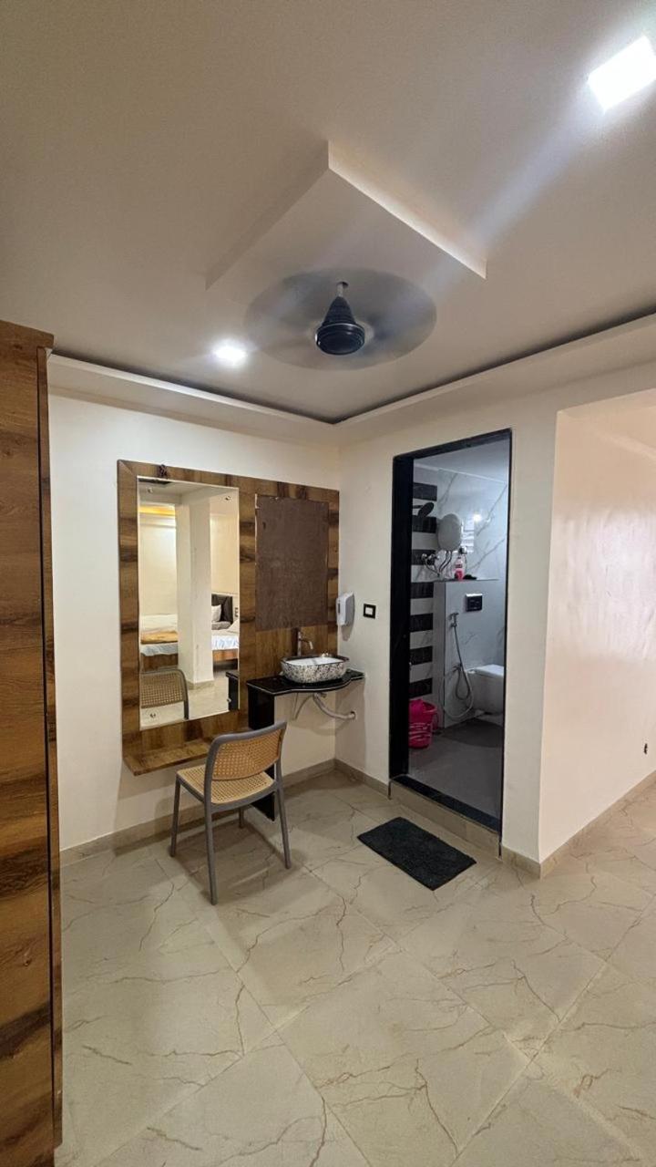 Hotel Royal Pure Veg Restaurant And Lodging Ambegaon Esterno foto