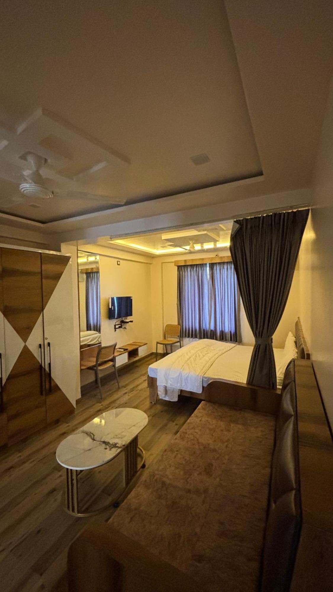 Hotel Royal Pure Veg Restaurant And Lodging Ambegaon Esterno foto