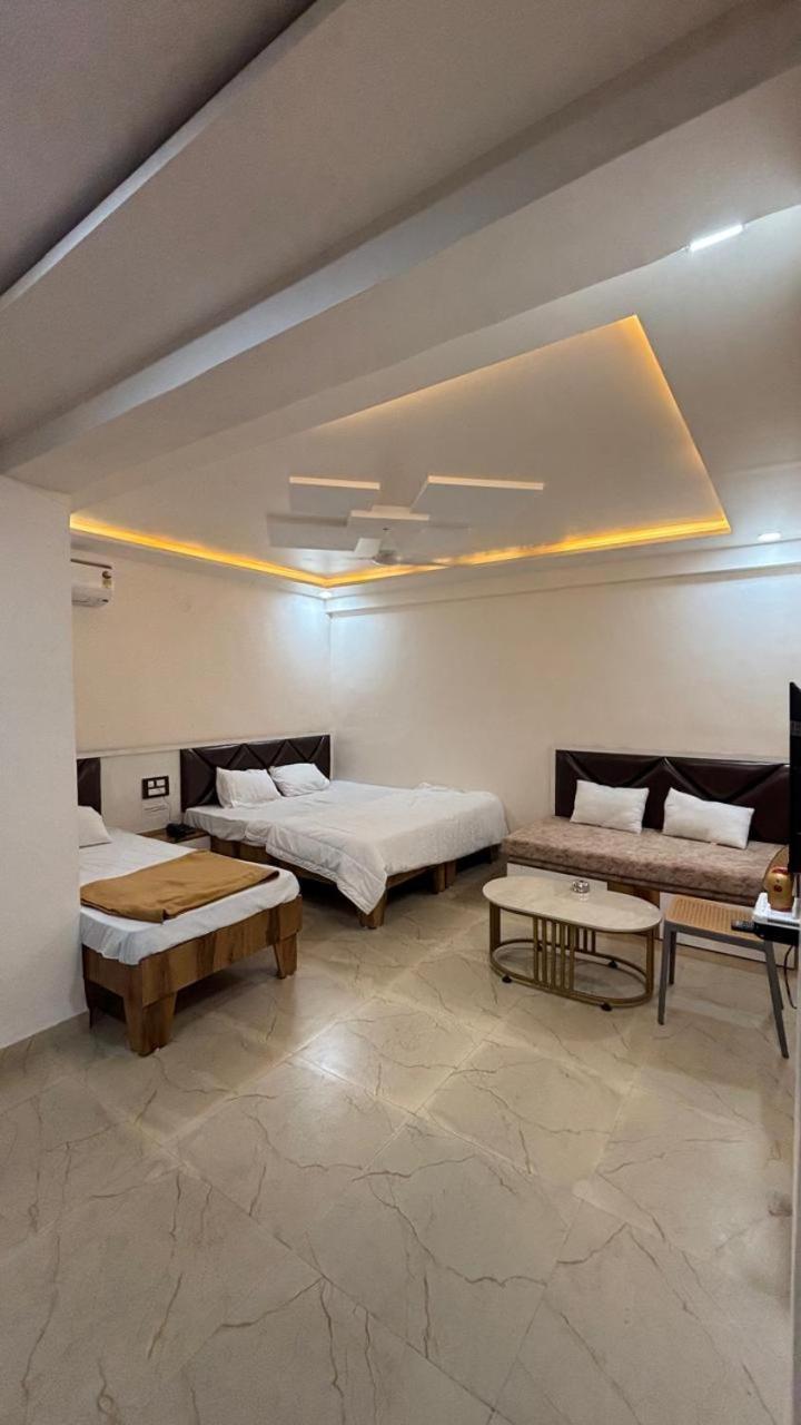 Hotel Royal Pure Veg Restaurant And Lodging Ambegaon Esterno foto