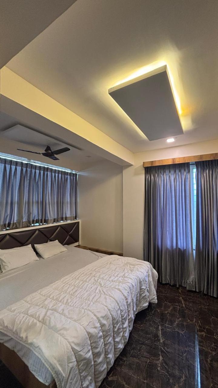 Hotel Royal Pure Veg Restaurant And Lodging Ambegaon Esterno foto